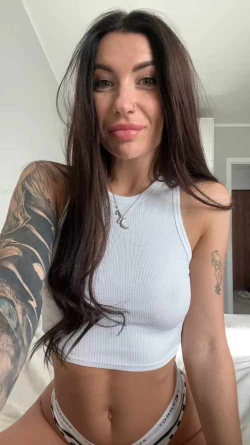 Say hi to 33 years old girl)