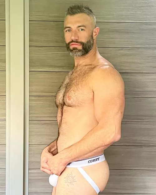 Who wants to have this horny Daddy inside them? [40]