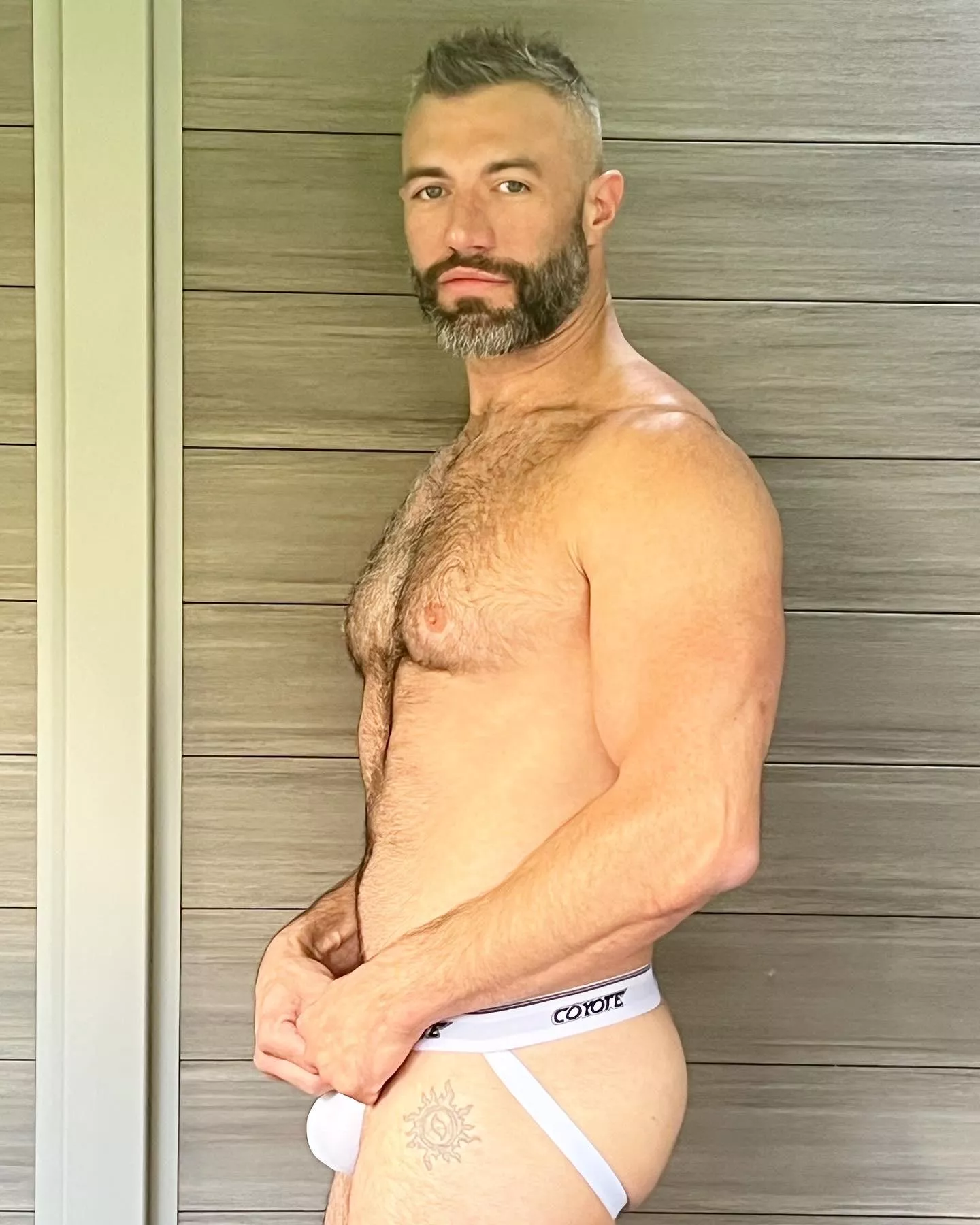 Who wants to have this horny Daddy inside them? [40]