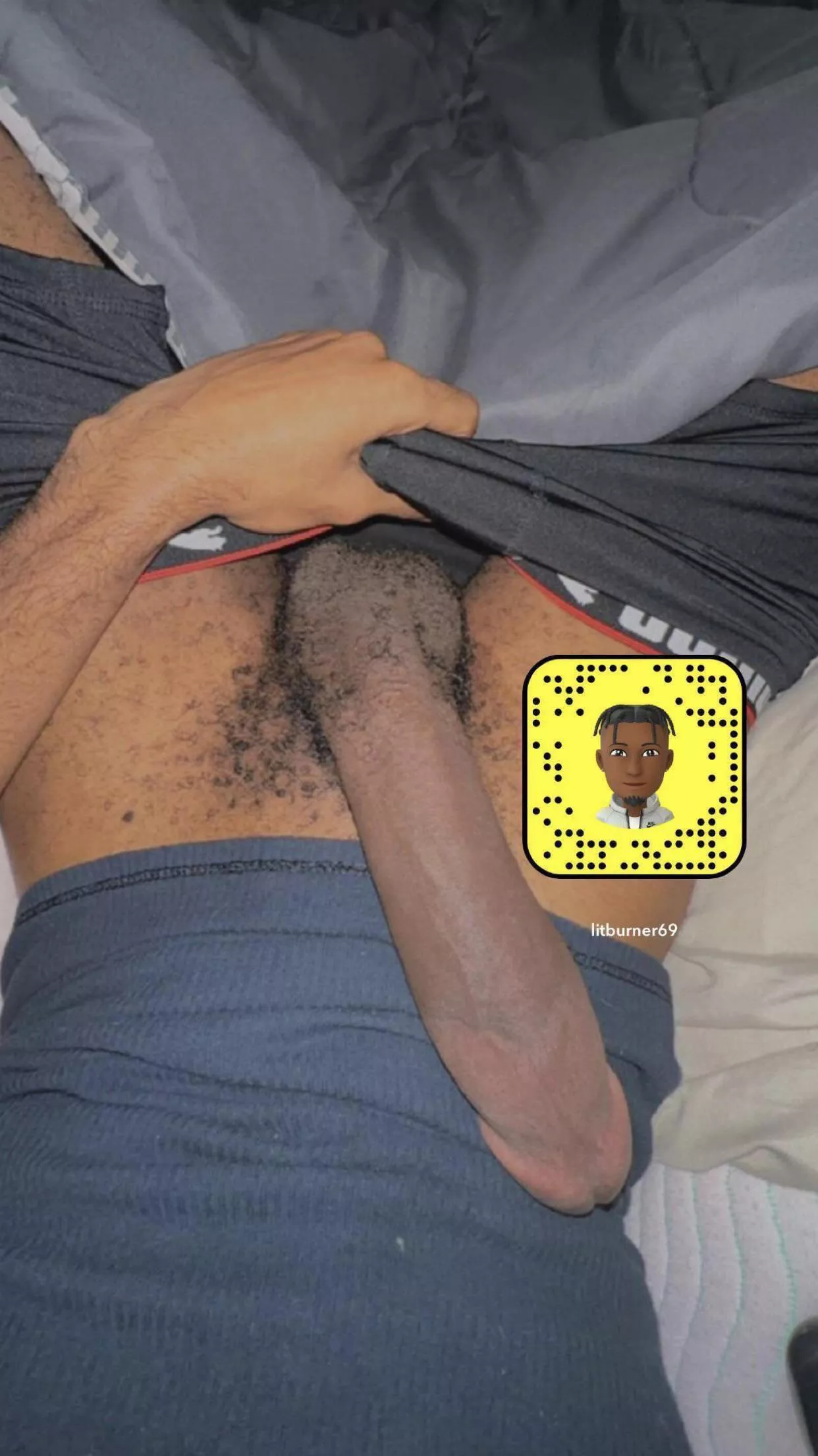 25 m BBC top looking for HUNG slim / fit bros to jo with or add me to HUNG groups … 18+ Amos.. LitBurner69..