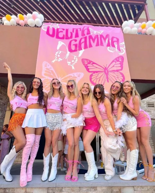 Eight smokin' hot sorority sisters/friends💯🔥👏