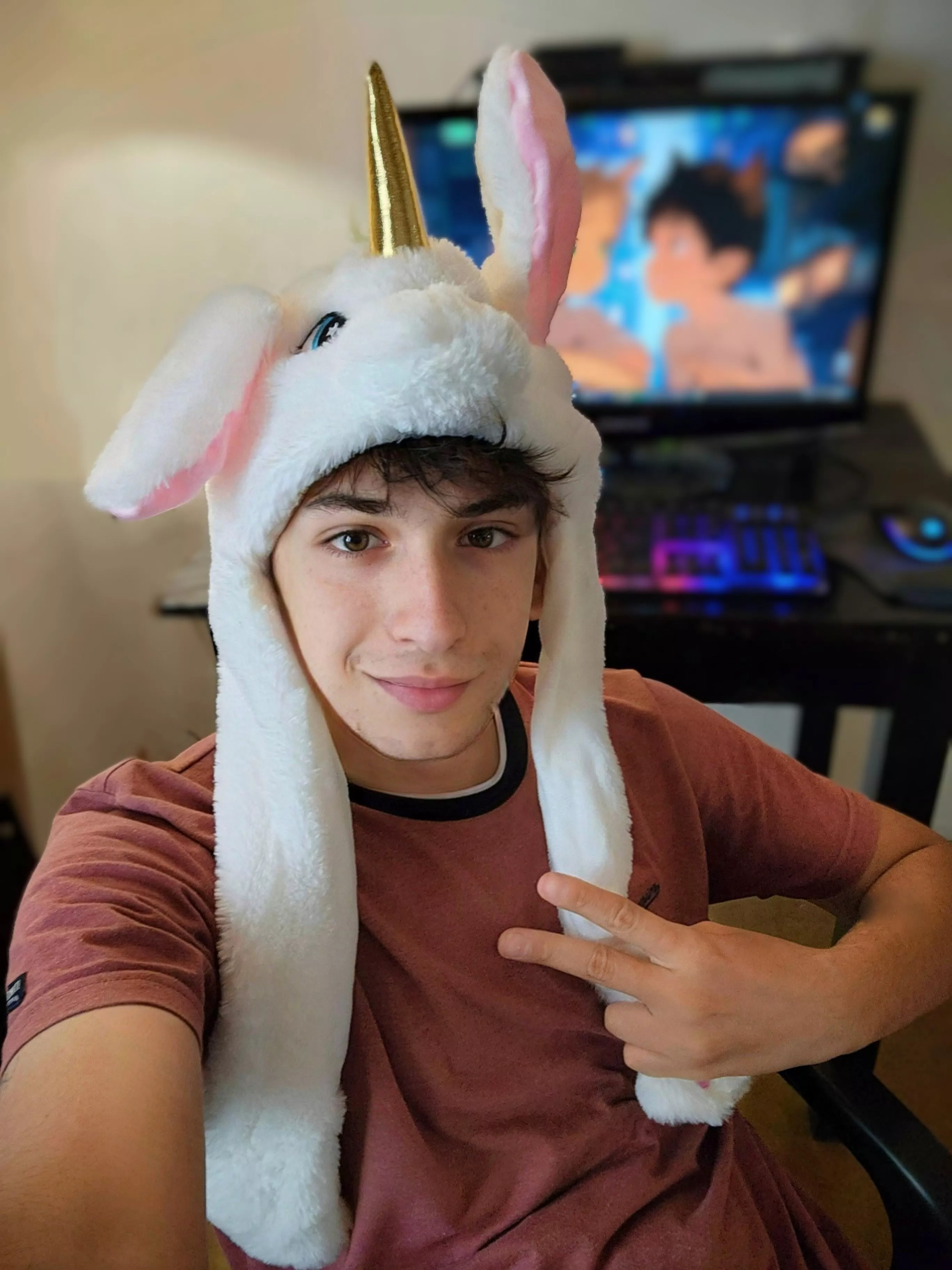 From 1 to 10, how cute do you think I am? Do you like my unicorn hat? It's a great friend lol