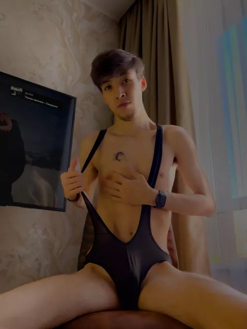 [21] do u like my bodysuit?