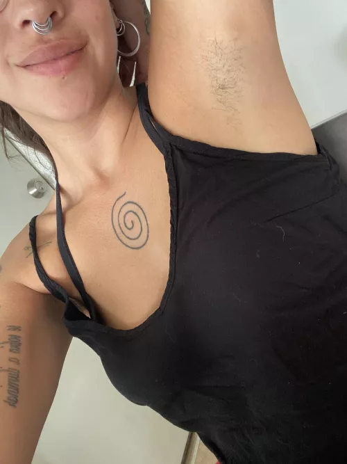 Hairy and sexy armpits, you want to lick it ?