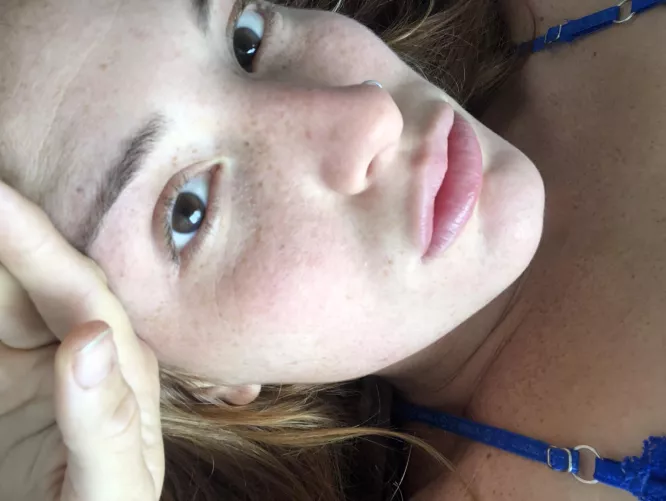 Do you think i have pretty eyes?