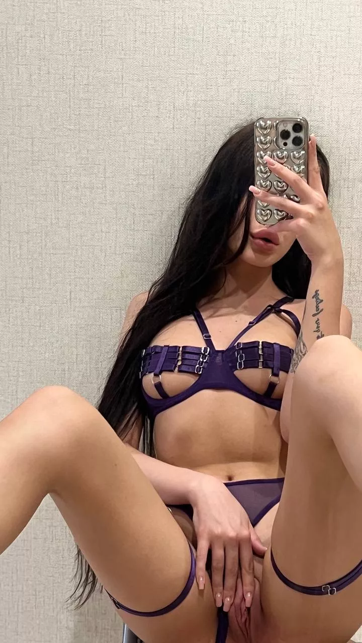 Eat this pretty rosy pussy🥵