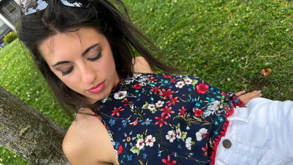 I'm not that used to wear braless outside but....it's like the best feel in the world specially with comfy tops F19