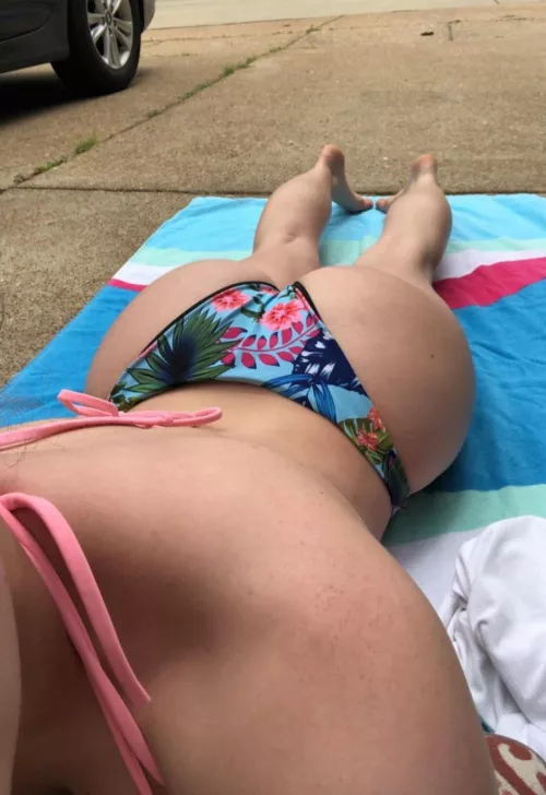 Need someone to rub tanning oil on me