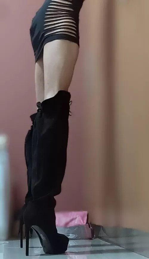 Standing in my 7inch Suede Boots 👠😎