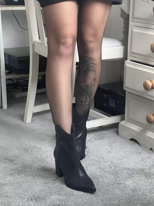 Tattoos and sheer tights 🖤