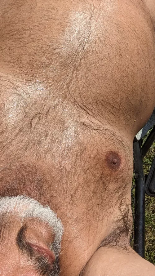 The sun is enhancing my sweaty pit man smell,👃