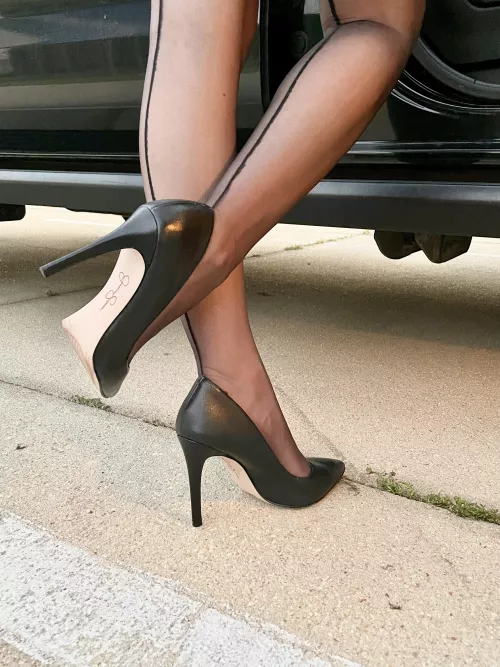 Black pantyhose with black heels. Is there anything better?