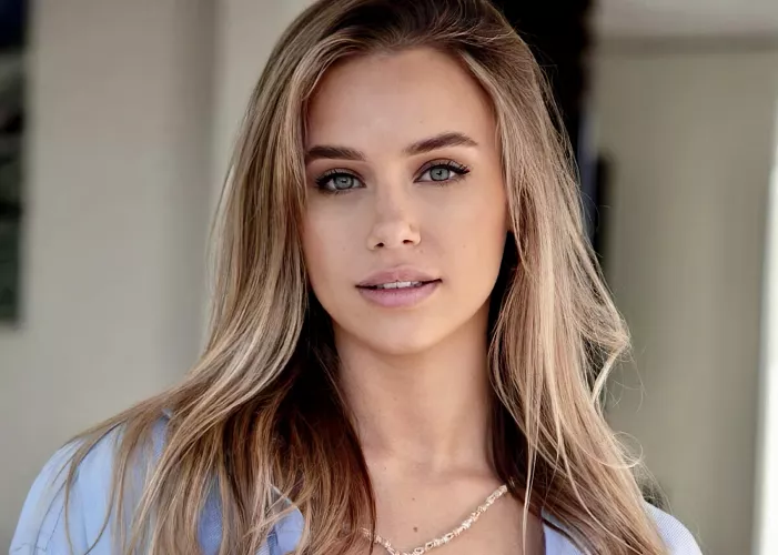 Glamour model Hailey