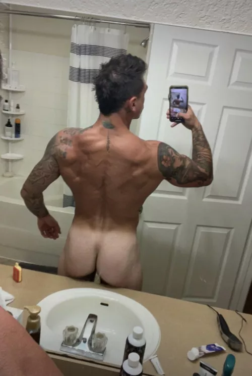This tan line is ridiculous 🤣 rate my butt though… 🍑