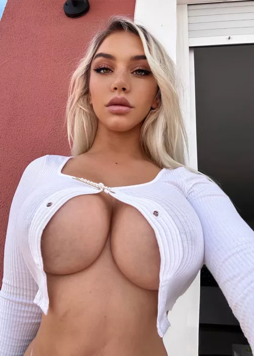 Worship my body as if you own it 🥰