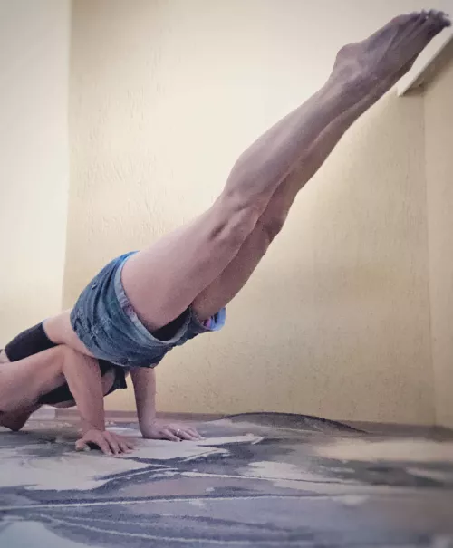 A peek.. I mean peacock pose