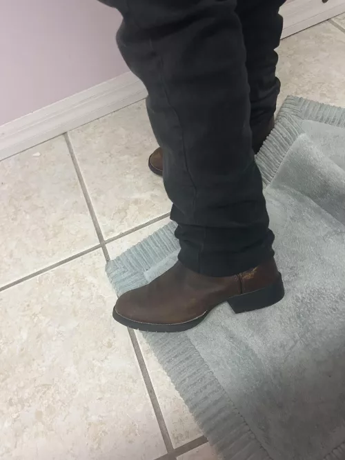 Are boot’s supposed to fit like this under pants?