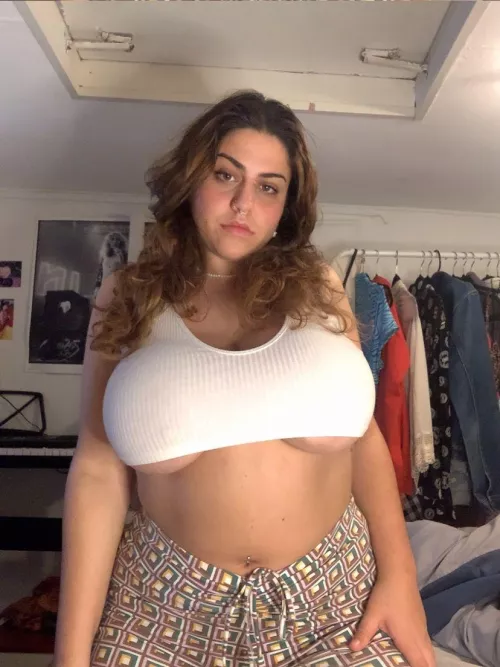 Bras are boring for Arabian girl 😋