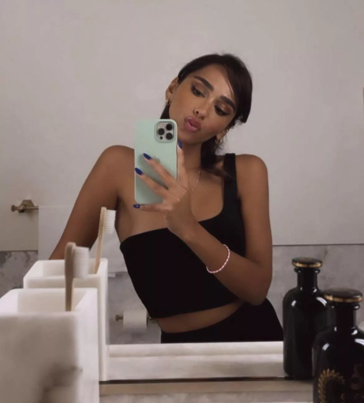 Dm to for a group chat for Arab Hotties .. discord : not.brookemonk