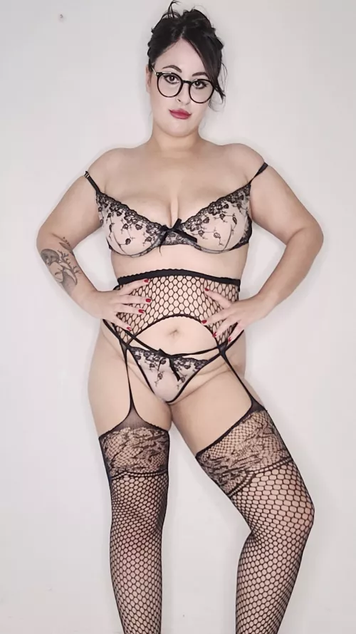 I hope you are from the team who love to see a chubby girl in fishnets