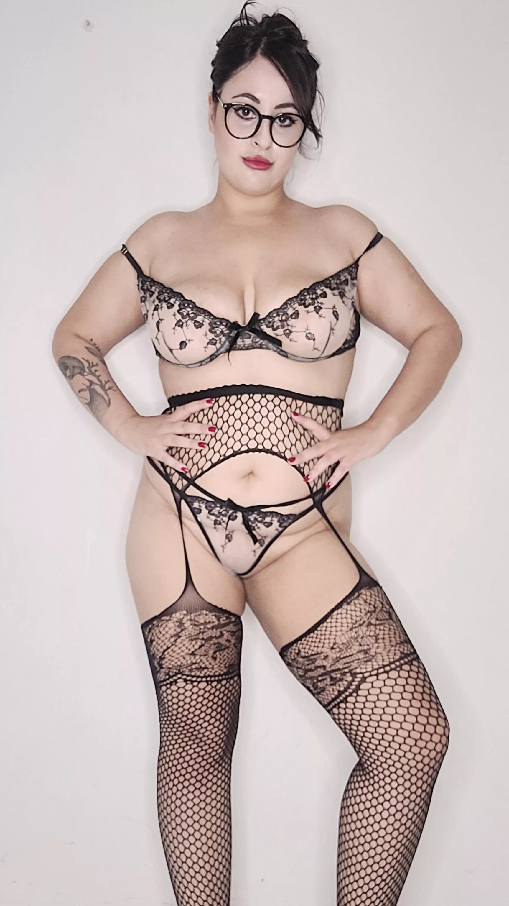 I hope you are from the team who love to see a chubby girl in fishnets