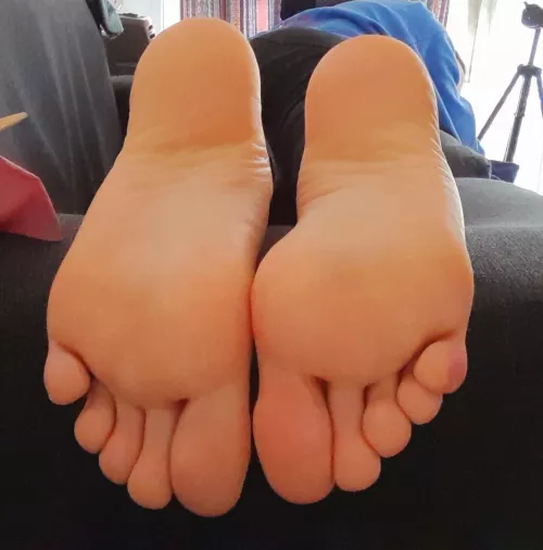 It makes me happy when you staring at my feet