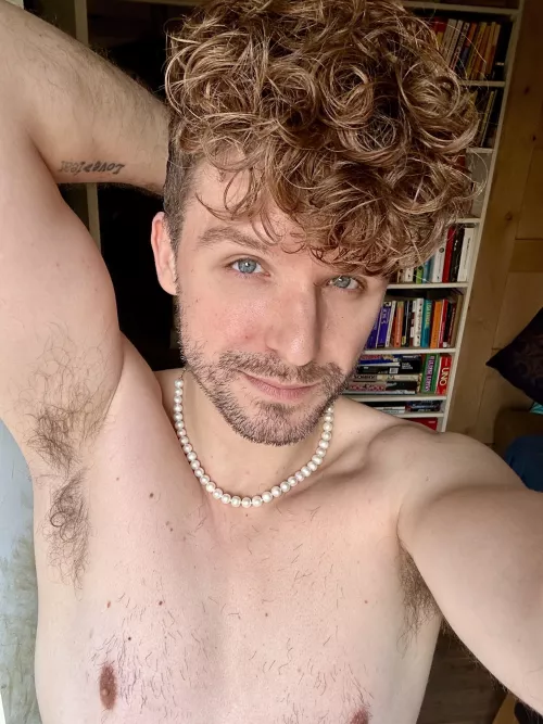 Just got done working out in my pearls, come smell me 😝