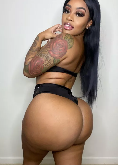 Round and juicy 💦🍑