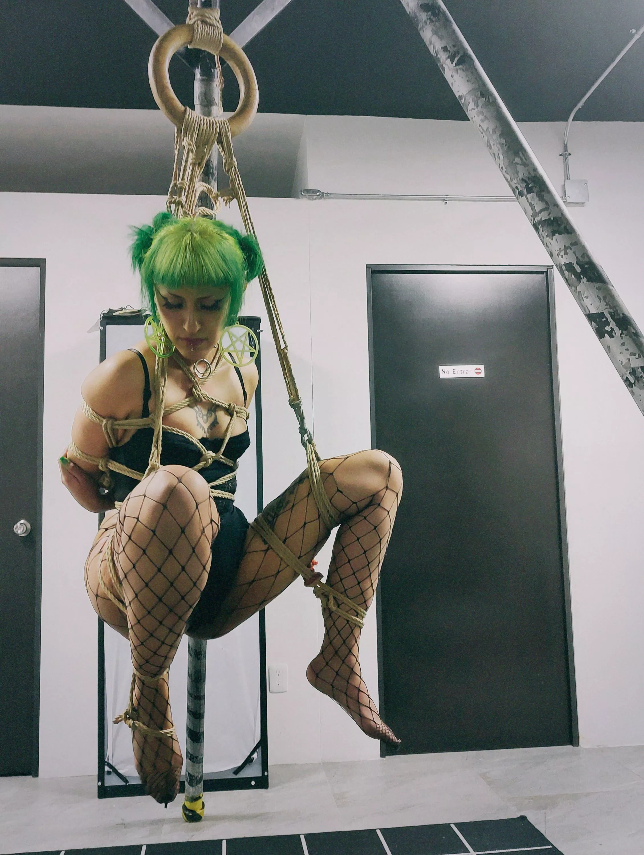 Tome Hishi Shibari with spread legs suspension. Model: Katarsiskat