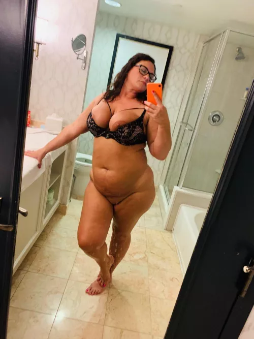 Who wants to get on their knees and eat me out 😜