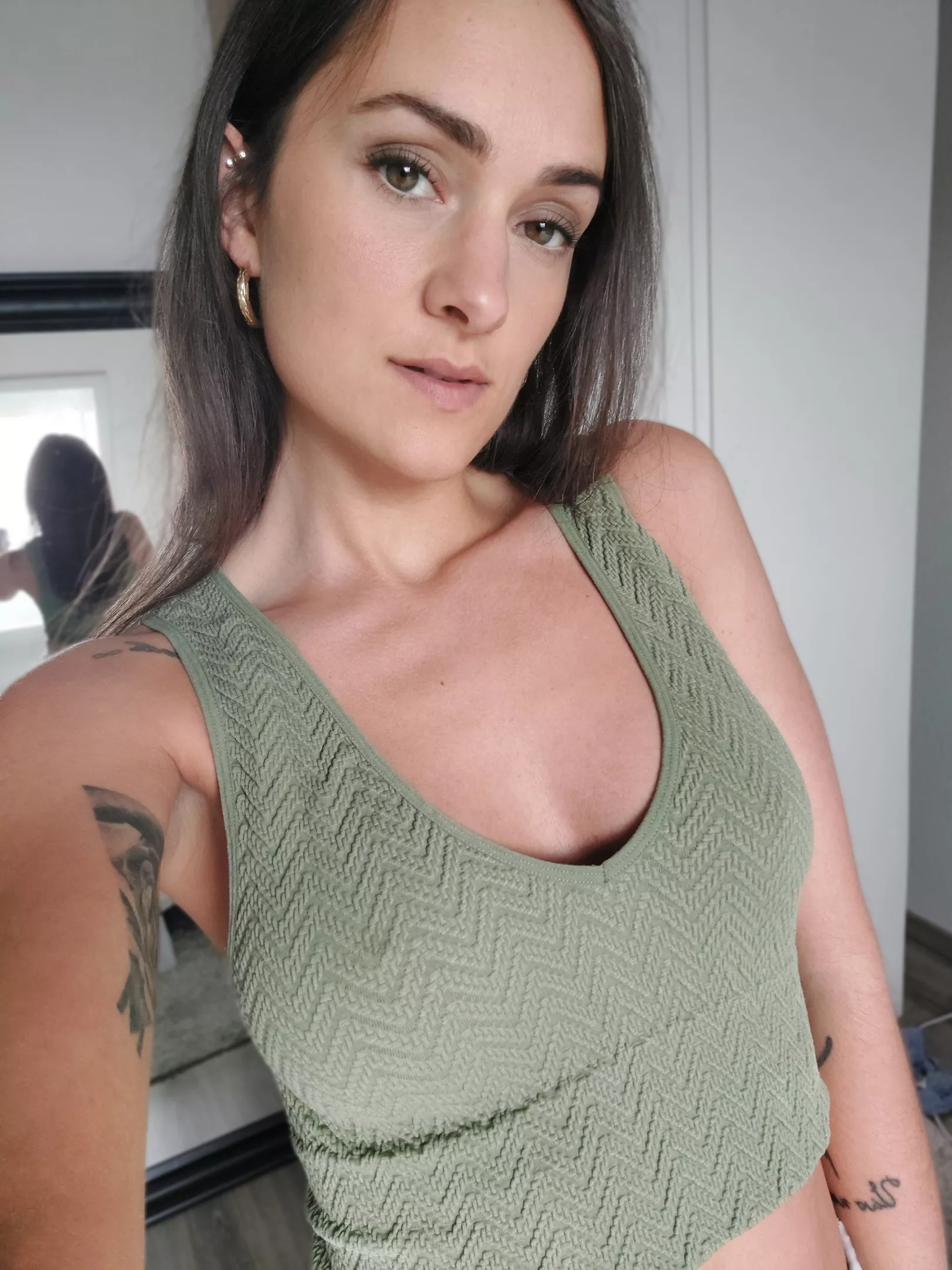 Cropped and no bra 😜