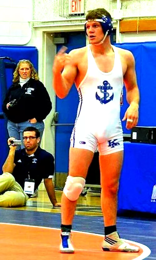 Oh yes - he's easy on the eyes. ♂️😋💗