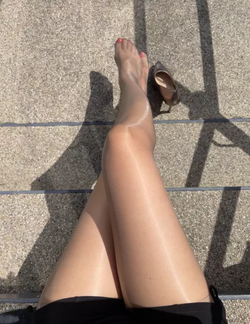 Shiny grey pantyhose today…😉