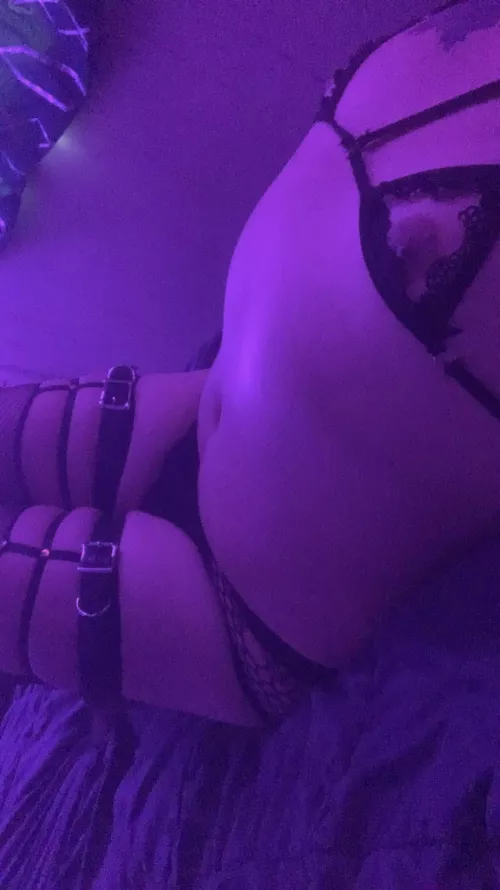 Could you choke me while you breed my tiny body daddy💕