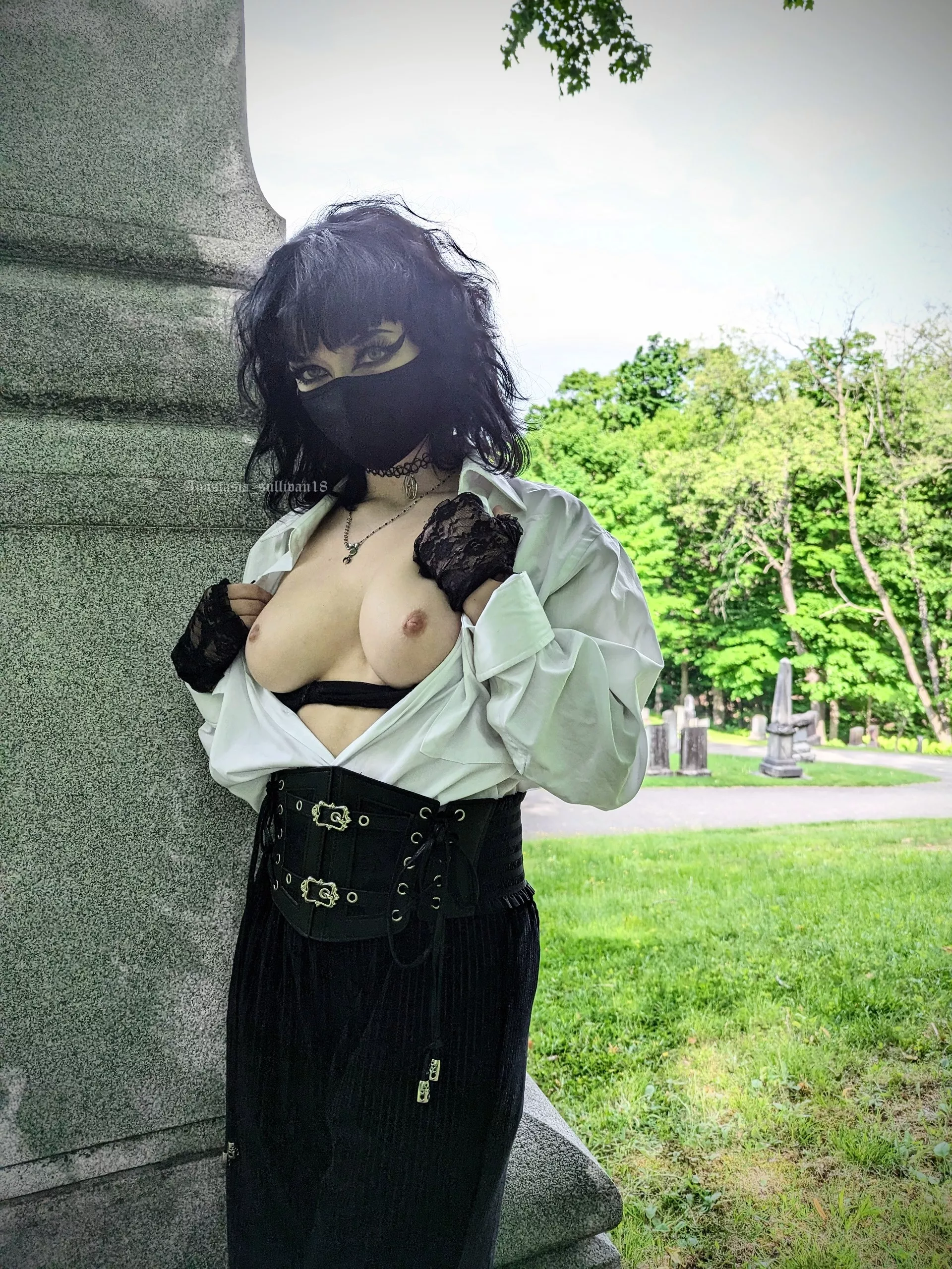 How about a first date in the graveyard 👻