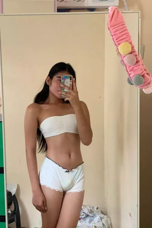 How about a girl with a bulge?😏🤍