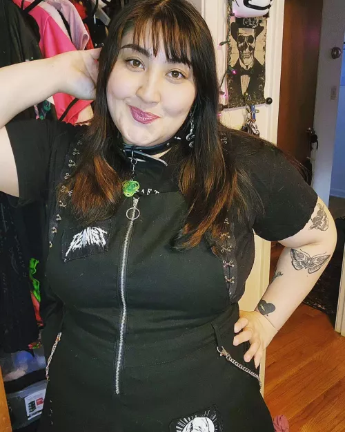 Just your chubby goth girl next door~