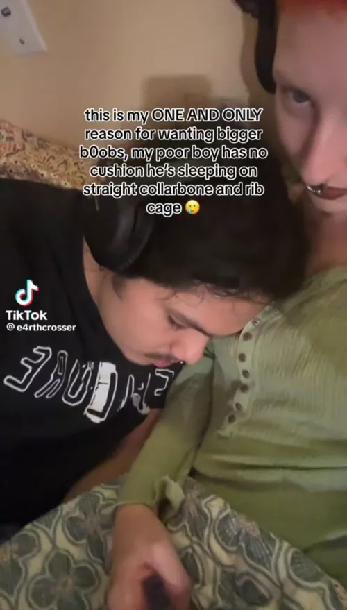 I stand with the dommes with small boobies 😔✊️