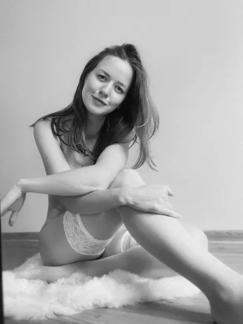 In love with the angelic look that white stockings give 🪽