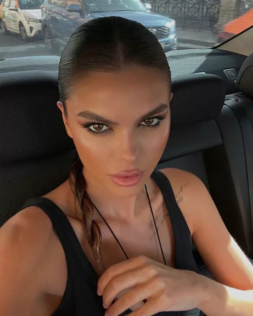 she know how to look sexy