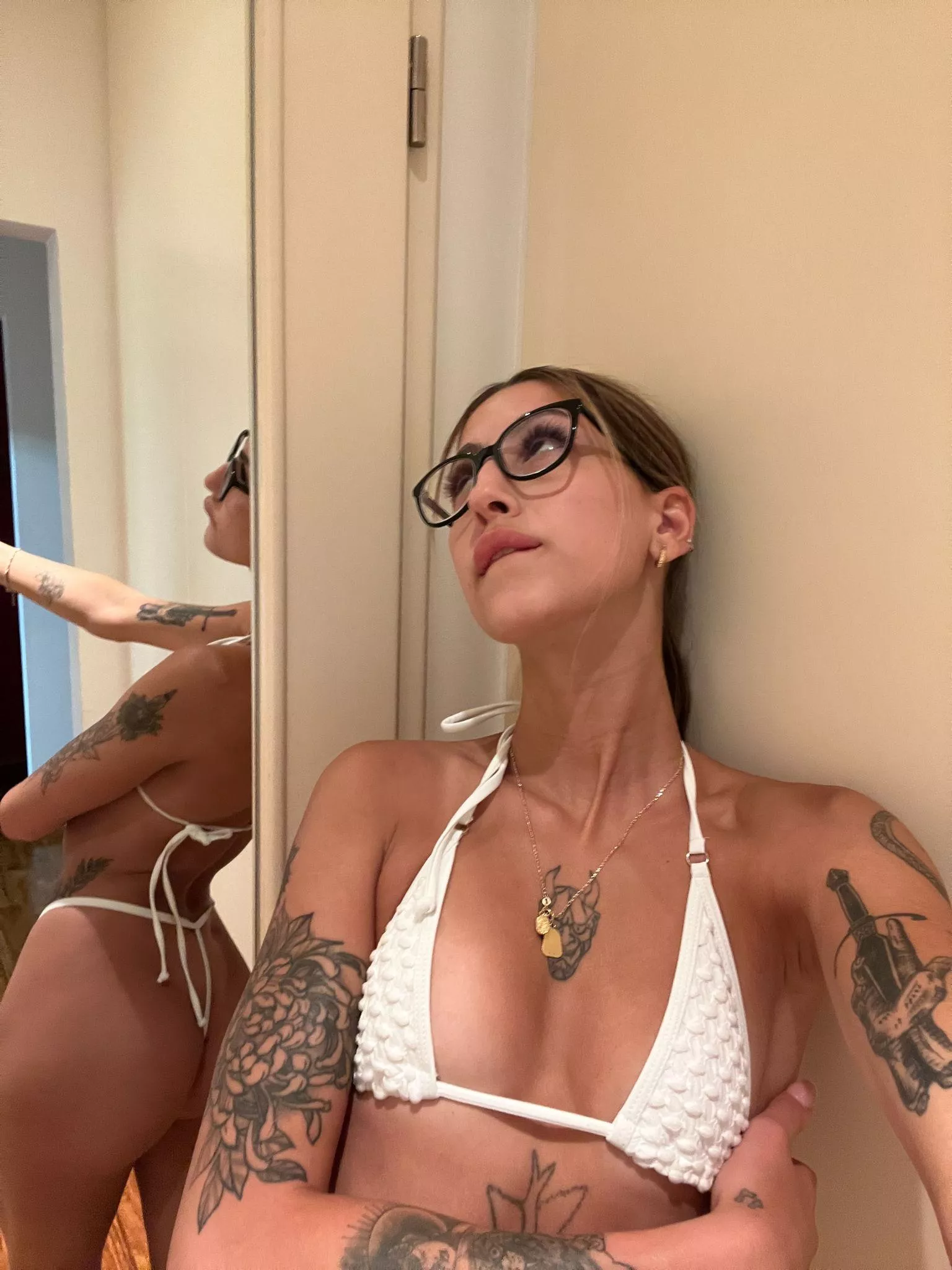 Simple white bikinis are the sexiest