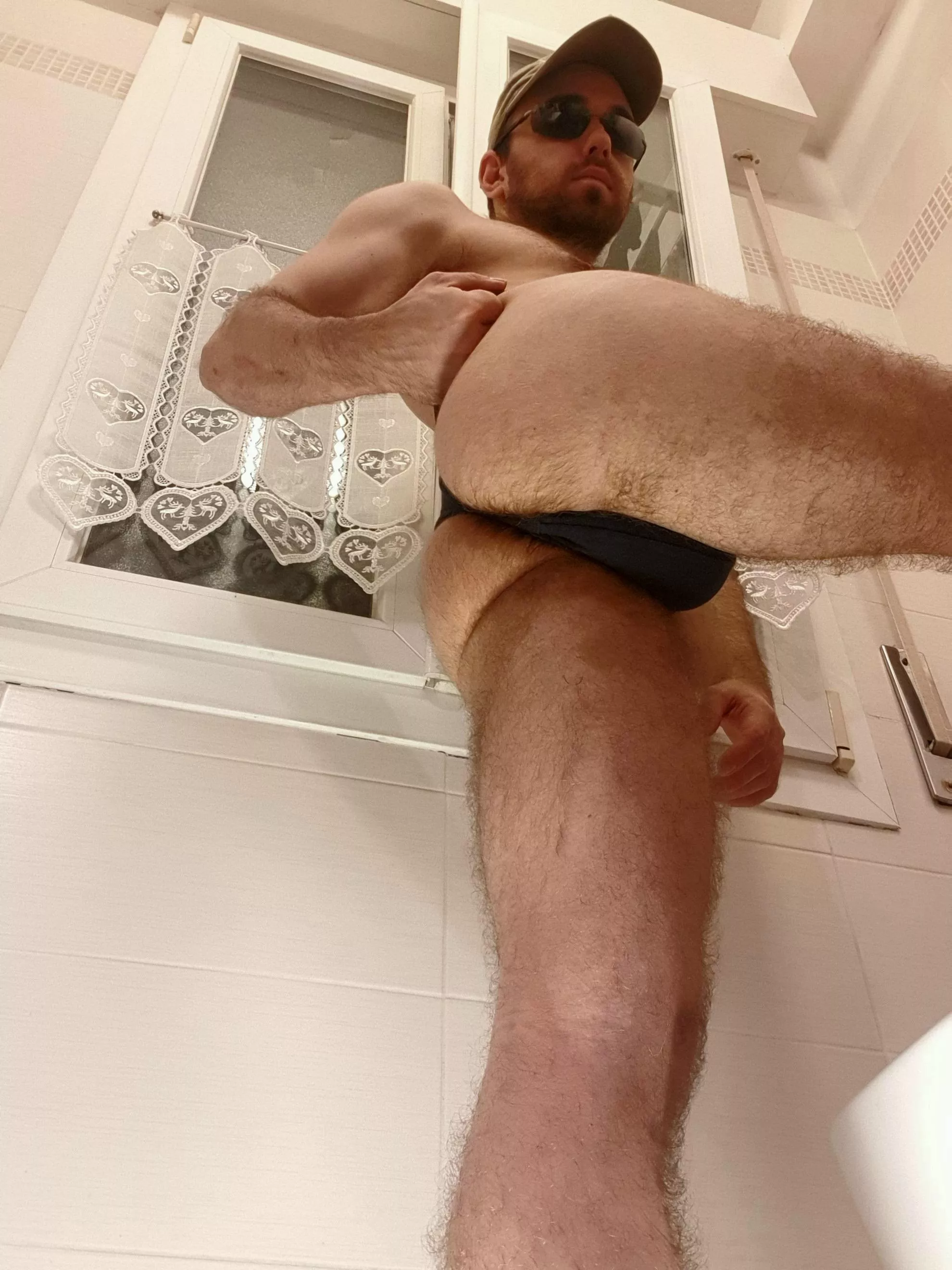 Volunteers to dry my sweaty ass?