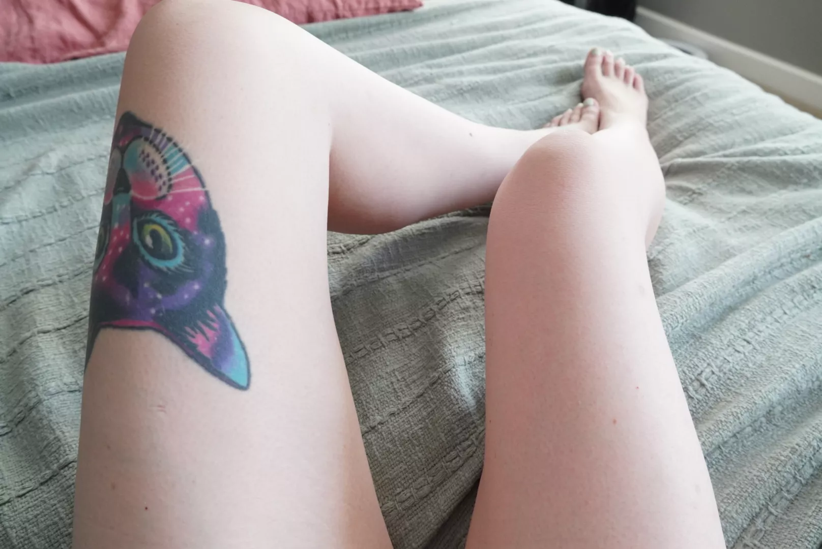 You should be in between these long legs