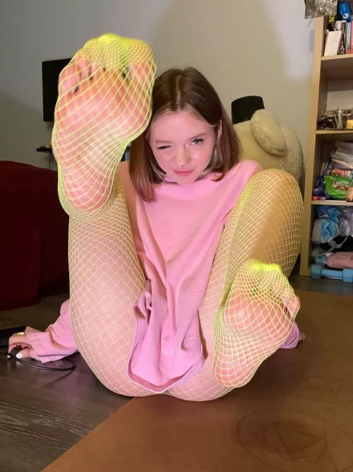 you'd like to touch my pantyhose, wouldn't you