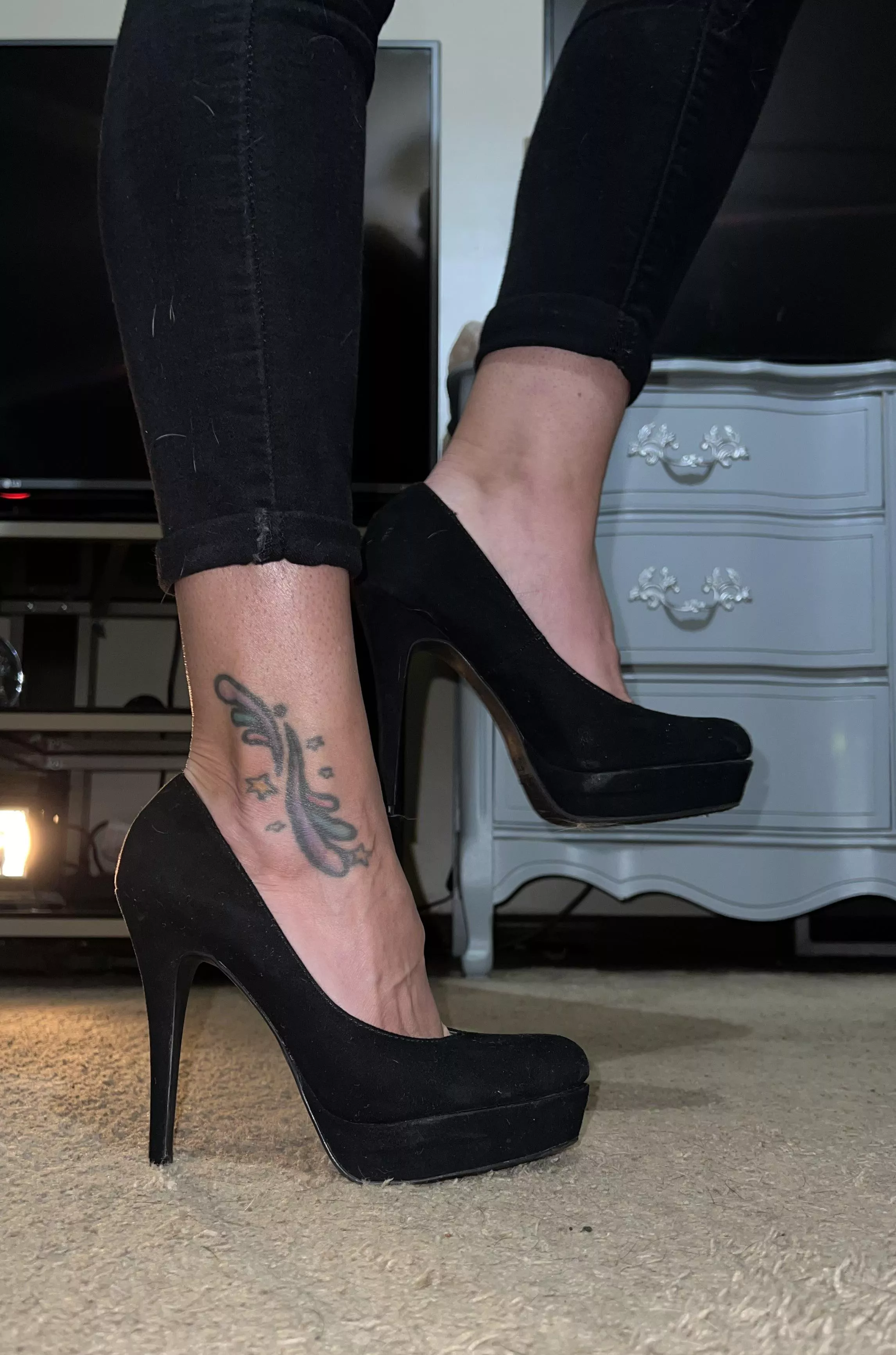 Black pumps make me feel some way 😏