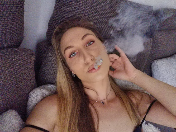 Can't stop, won't stop.... 😏🚬 Monday and me again, hi 🤍