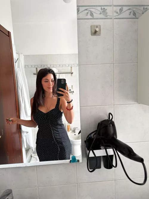 Catch a glimpse of her charm in a mirror selfie F19 OC