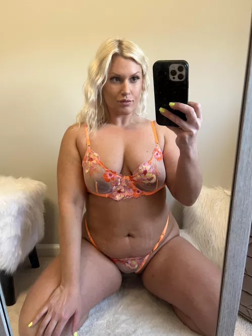 Chubby girl with a phat kitty!