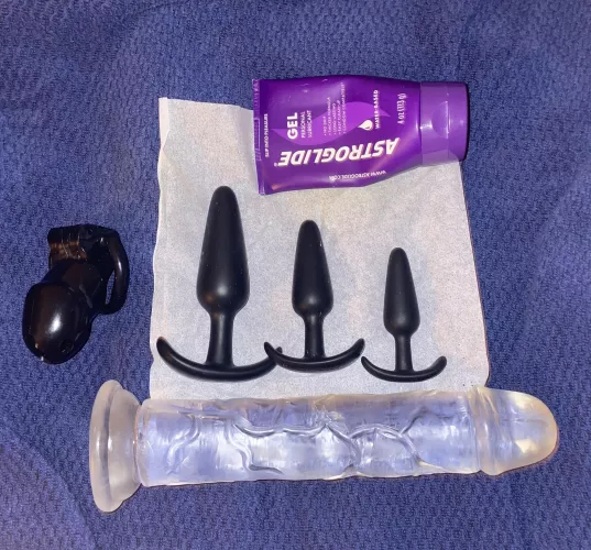 Gonna lock and try to stretch my way up to the dildo. Wish me luck!