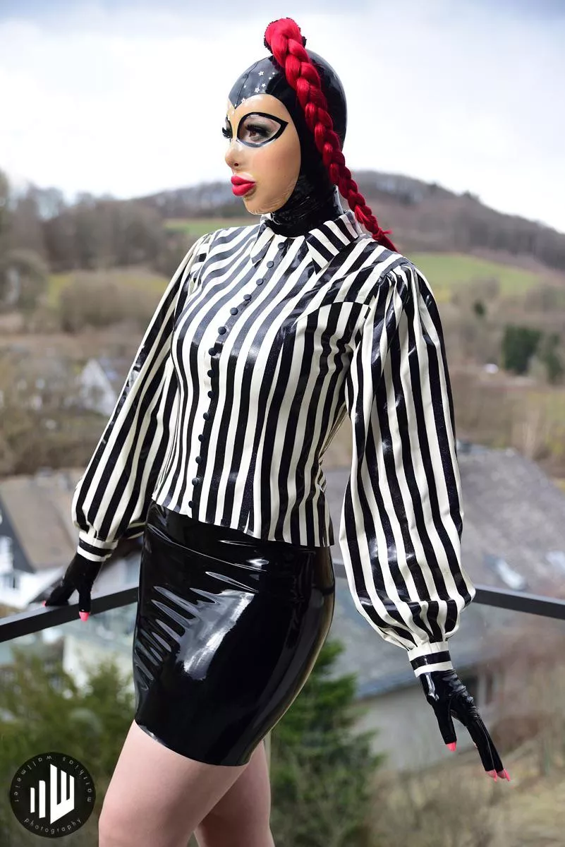 I love this combination of stylish latex with a hood 🥰